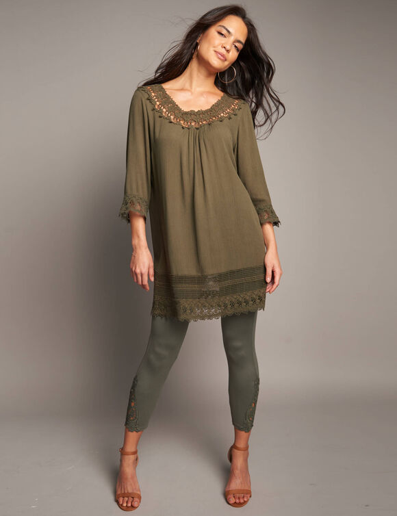 Lange tuniek met macramé en 3/4-mouwen (kaki) Lange tuniek met macramé en 3/4-mouwen (kaki)
